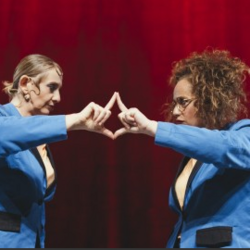 "Charlas de azucarillo" un show humorístic de Las Couchers