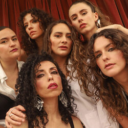 Actuació de Flor de Lava, banda formada per sis músiques colombianes