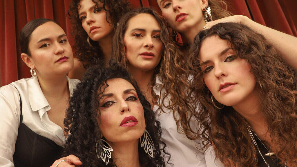 Actuació de Flor de Lava, banda formada per sis músiques colombianes