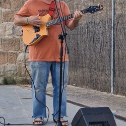 Actuació de John John Grassonet, un autèntic rocker rodamon